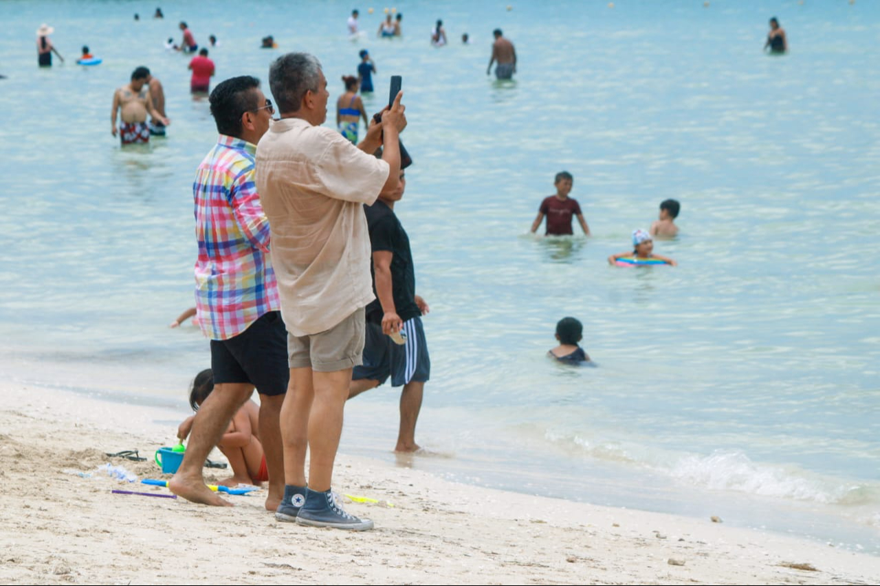 Algunos pasajeros permanecieron en la costa de Progreso