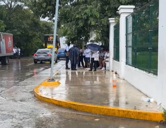 Bajo la lluvia, trabajadores protestan por inconformidades