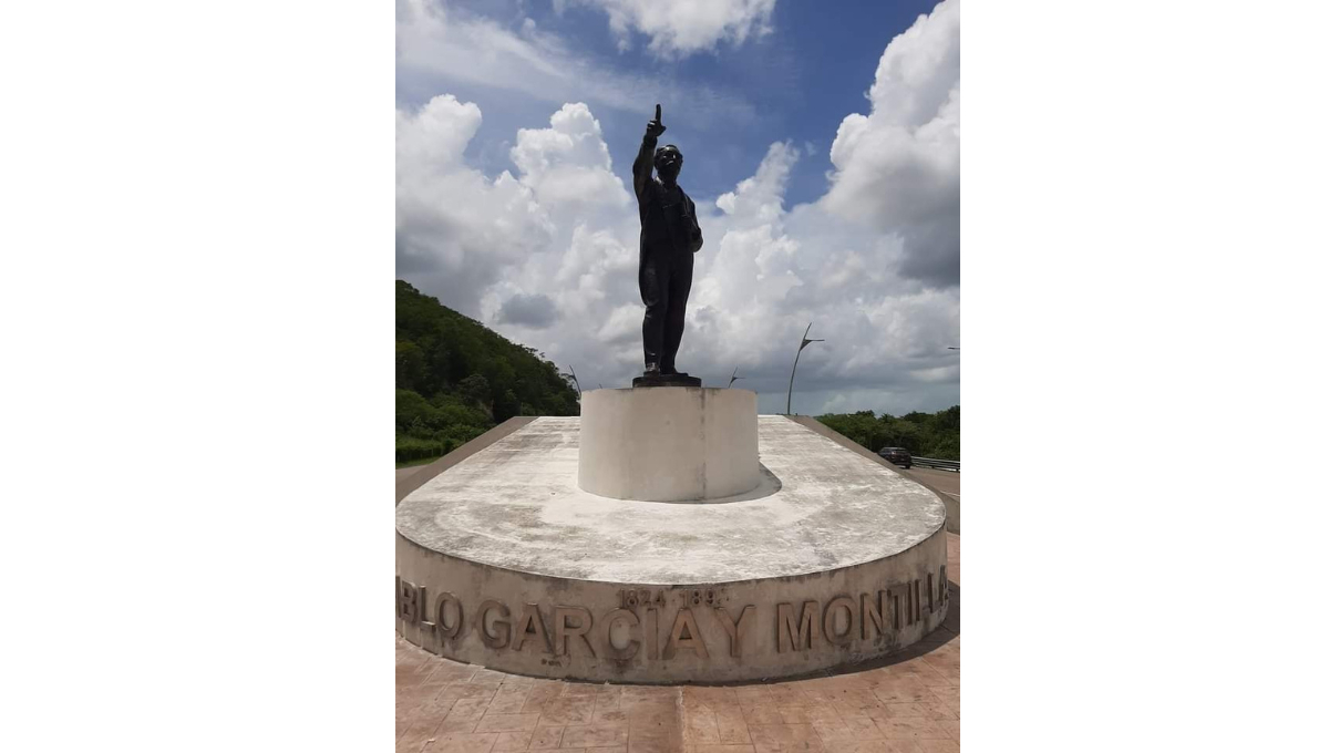 El monumento a Pablo García y Montilla en el Periférico de Campeche simboliza el progreso vial de la región.