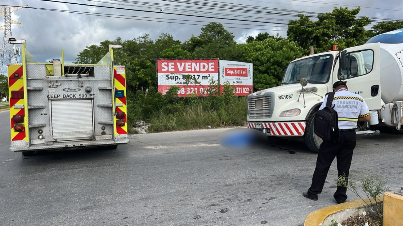 El motociclista murió debajo de la revolvedora de cemento