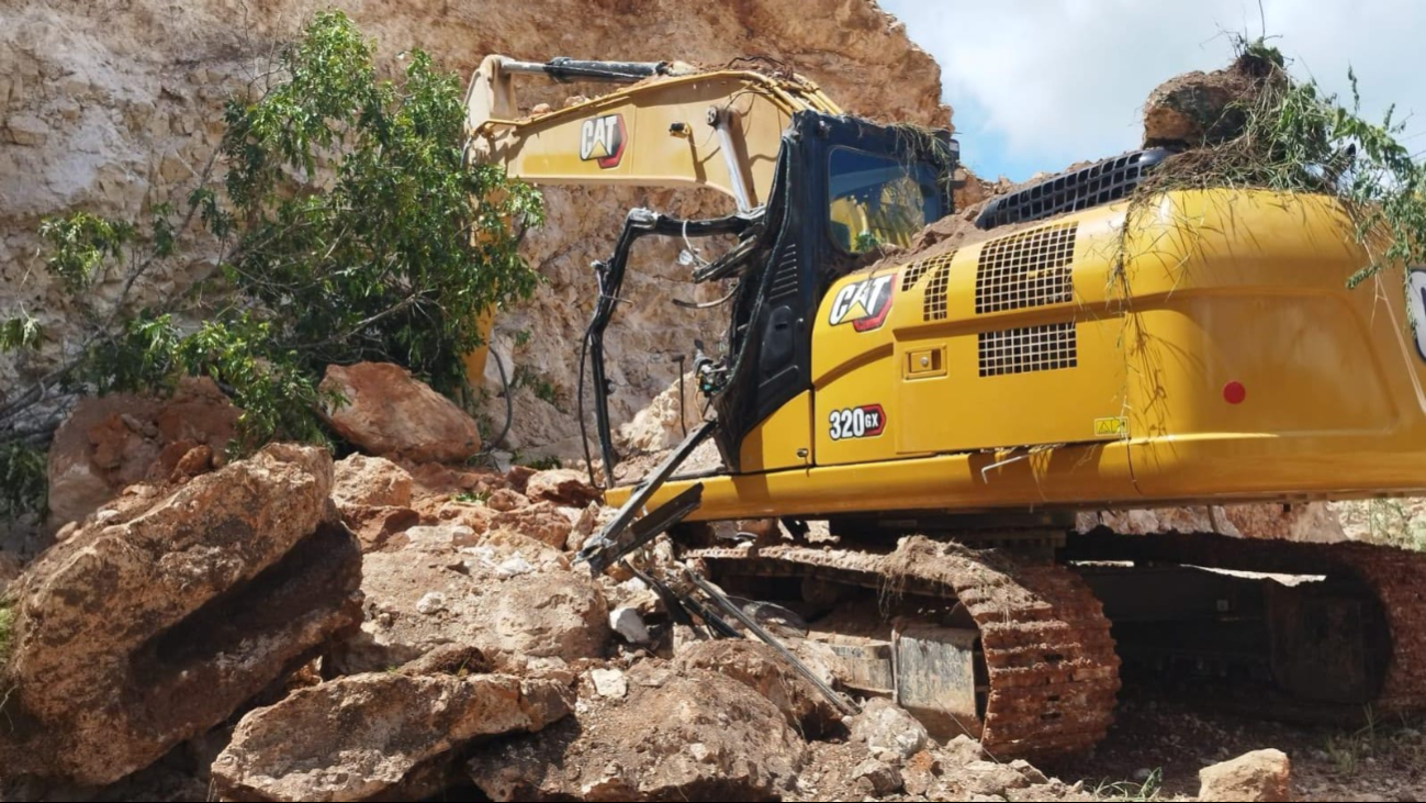 Trabajador queda sepultado por piedras tras colapsar una barranca en José María Morelos