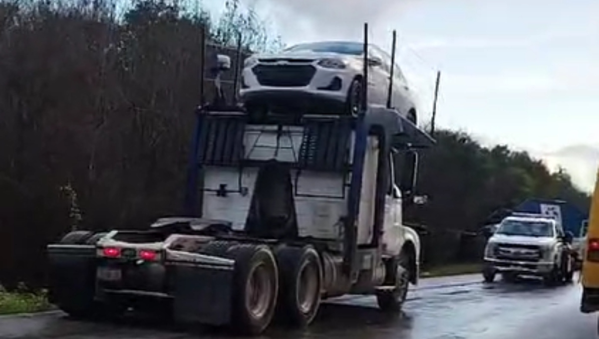 Vuelca un tráiler ‘madrina’ cargada de autos cerca del aeropuerto de Tulum