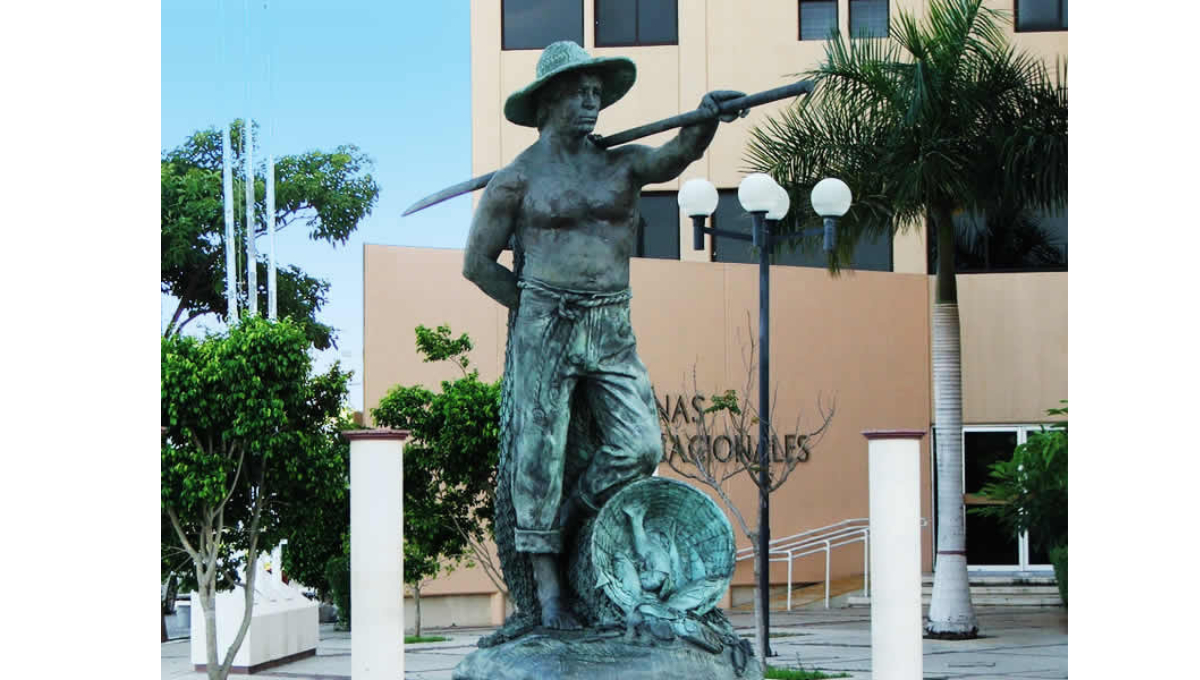 Escultura de bronce en el Seguro Social, homenajea a los pescadores locales.