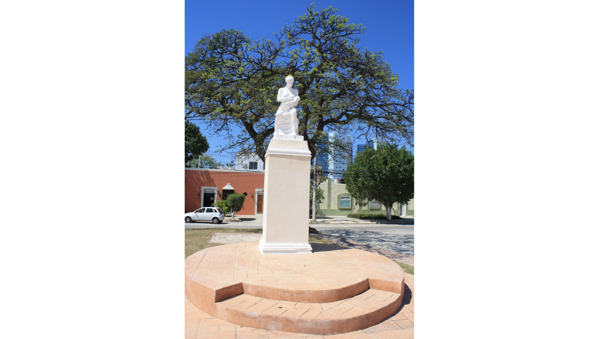 Frente al Instituto Campechano, rinde homenaje al amor y dedicación maternal.