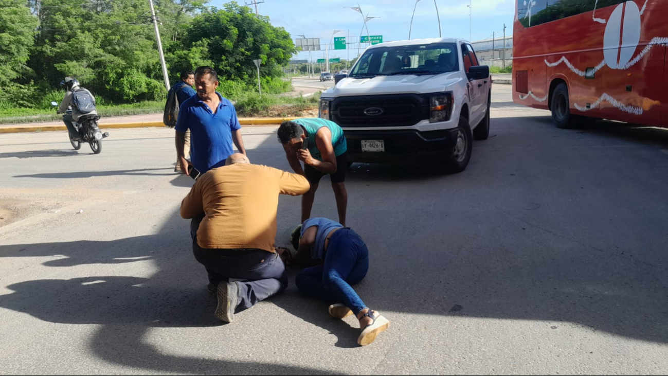 Conductor se pasa el alto e impacta  a conductora de cuatrimoto en Chiná, Campeche 