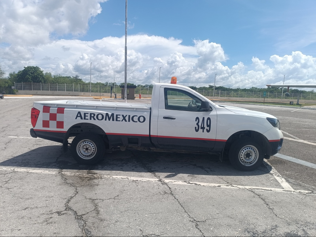 La nueva imagen, presentada en su 90 aniversario, incluye una actualización del Caballero Águila de 1959.