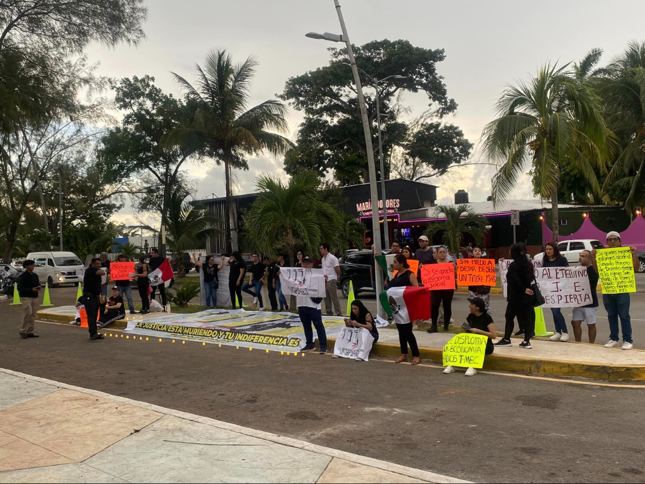 Los manifestantes informaron a la ciudadanía sobre la reforma judicial y sus motivos de protesta.