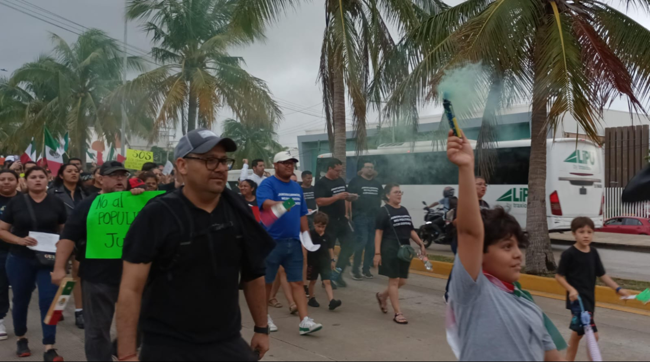 Manifestantes en Cancún, Quintana Roo