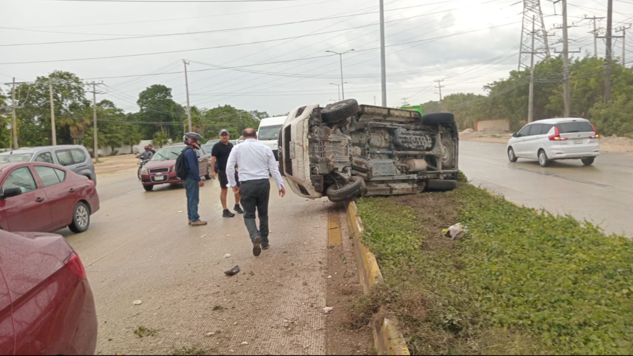 Por la lluvia conductores pierden el control y protagonizan accidentes en Cancún