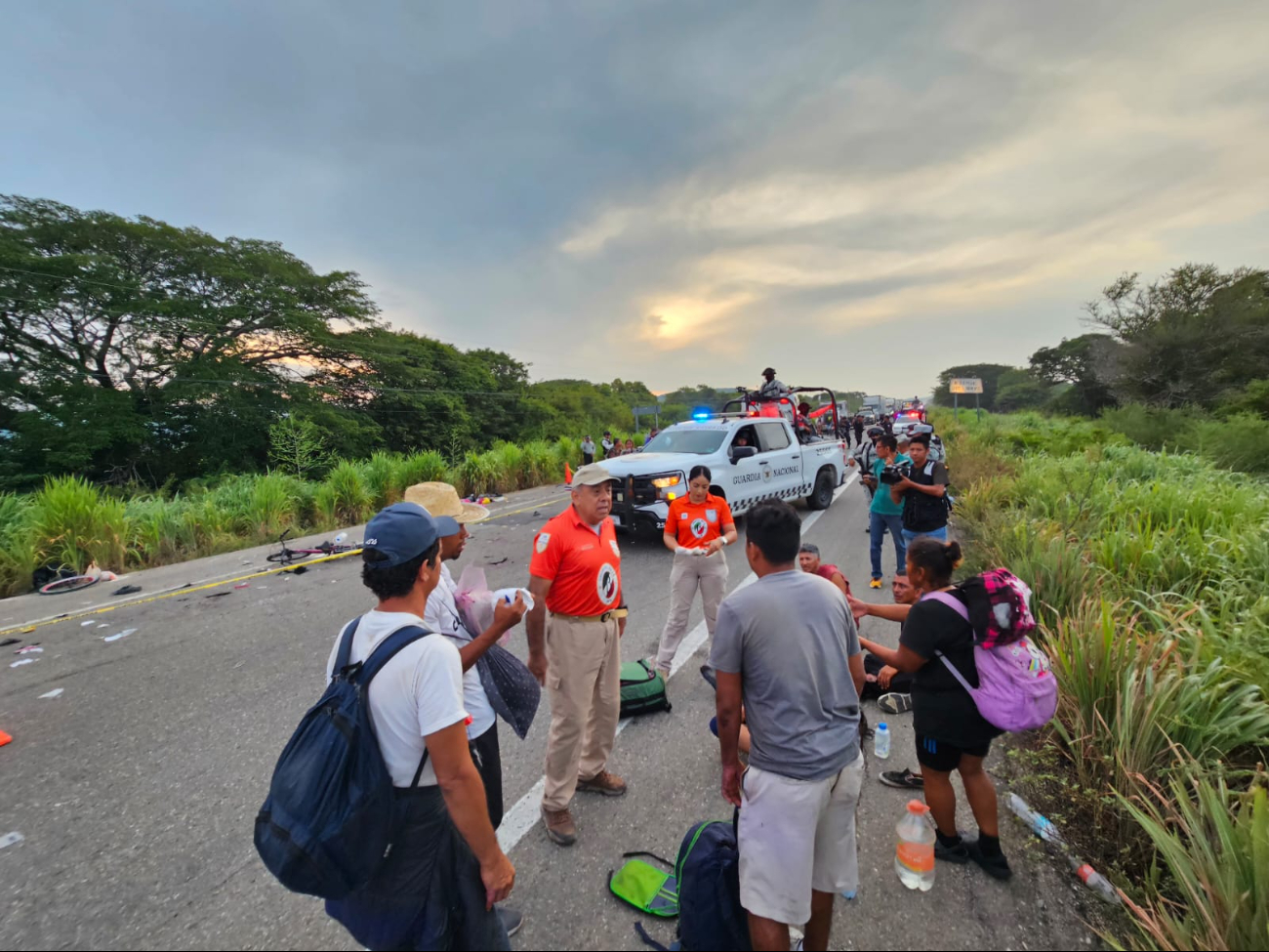 Un vehículo arrolló a una caravana de migrantes, resultando en tres muertos y 17 heridos.