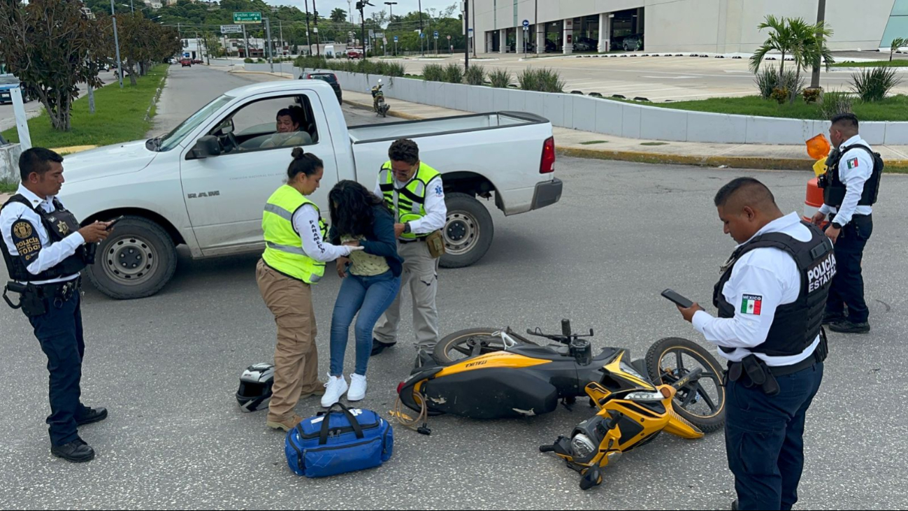 Una mujer resultó herida al ser embestida por una camioneta en el malecón de Campeche.