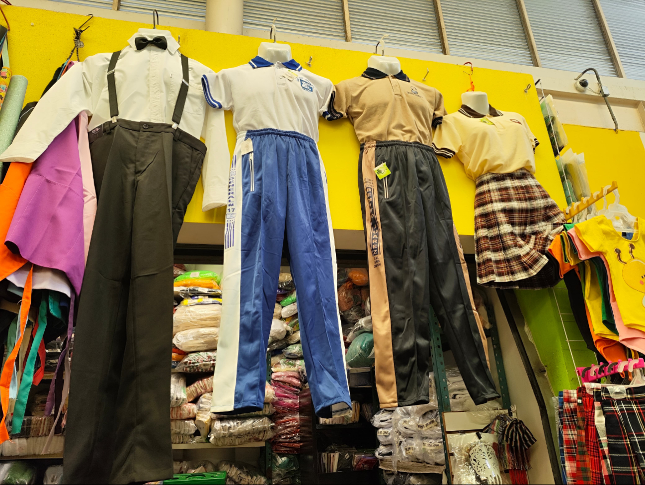 Abastecer de uniformes escolares a un hijo puede costar hasta mil pesos, sumándose a otros gastos del regreso a clases.