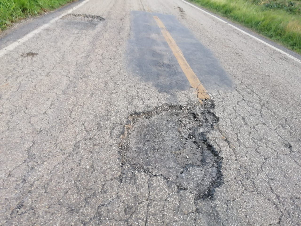 Automovilistas enviaron imágenes de los baches, ubicados principalmente en el tramo Katab-Bolonchén de Rejón.