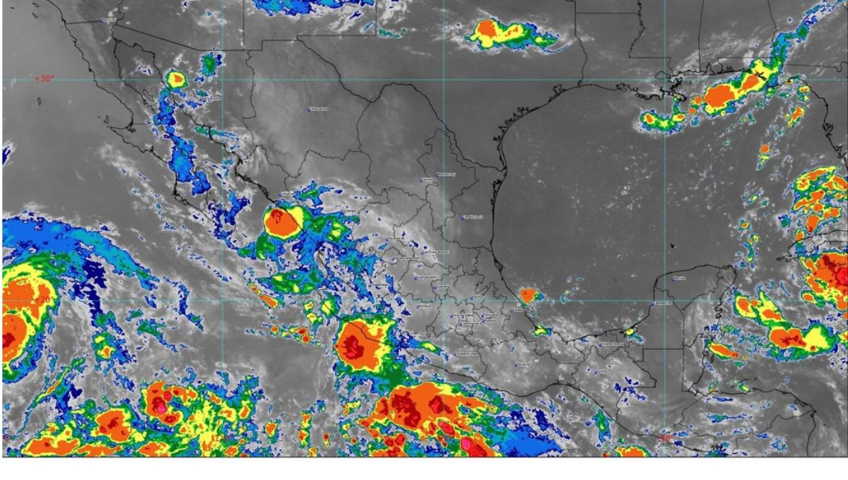 El Huracán Carlotta, categoría 1 en la escala Saffir-Simpson, se encuentra a 1,035 km al oeste-suroeste de Cabo San Lucas, Baja California Sur