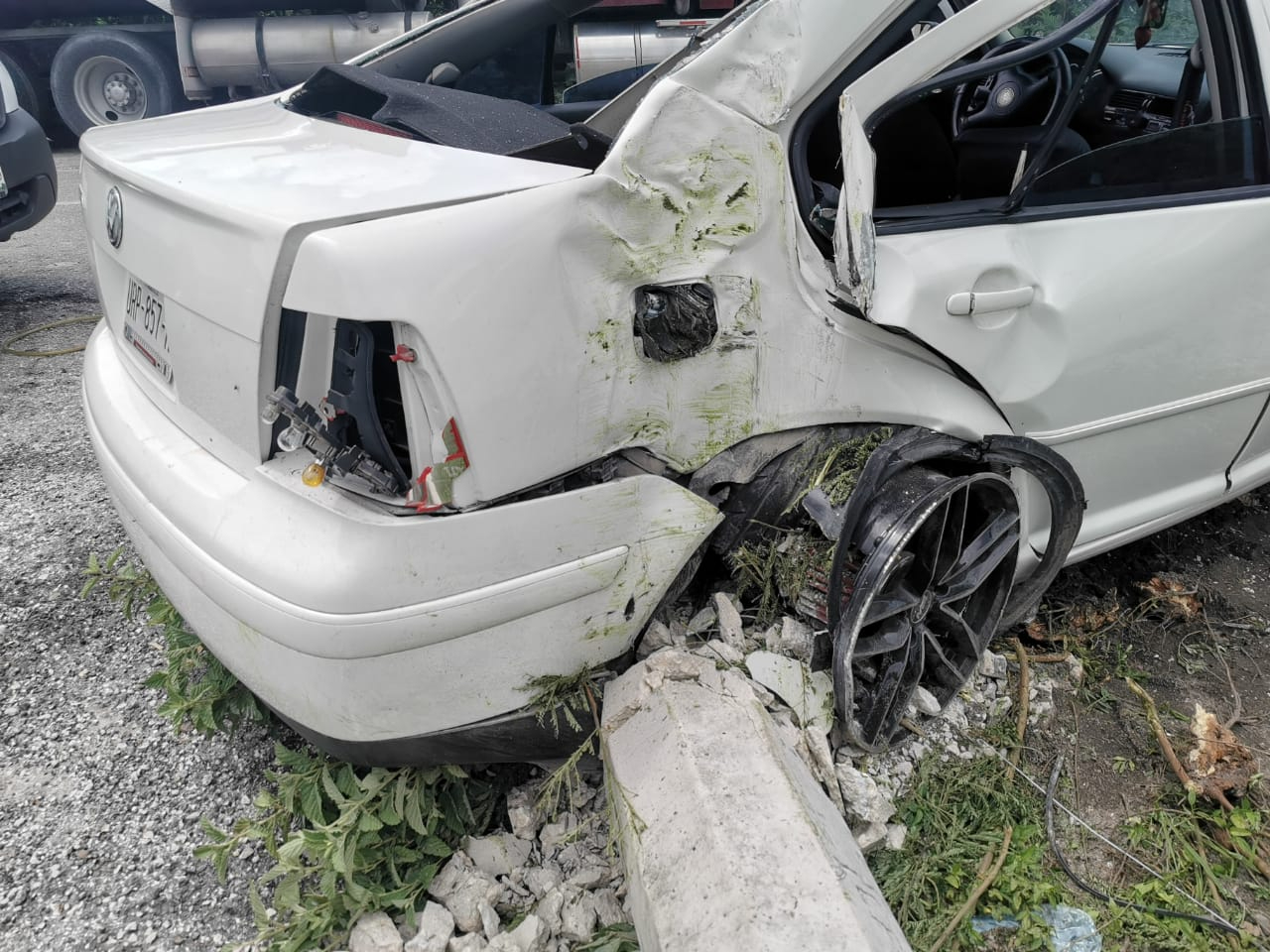 El incidente ocurrió en el kilómetro 18 cuando el neumático trasero derecho del vehículo explotó, haciendo que el conductor perdiera el control.