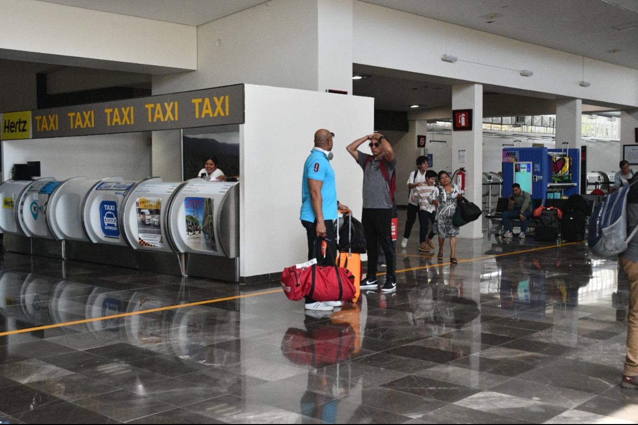 Los jugadores de los Piratas de Campeche llegaron al Aeropuerto Internacional de Campeche tras un enfrentamiento en Querétaro.