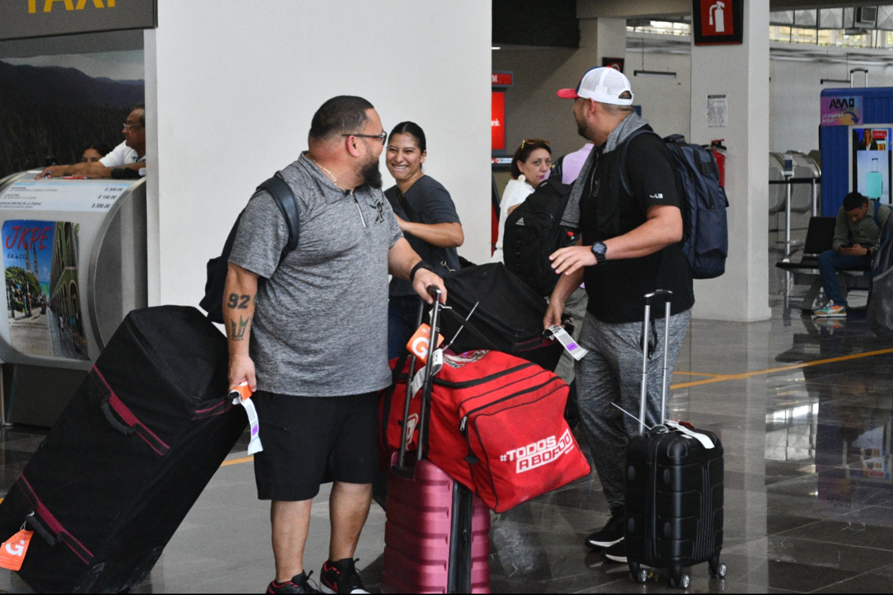 Pocos ciudadanos los reconocieron y pidieron autógrafos en el aeropuerto.