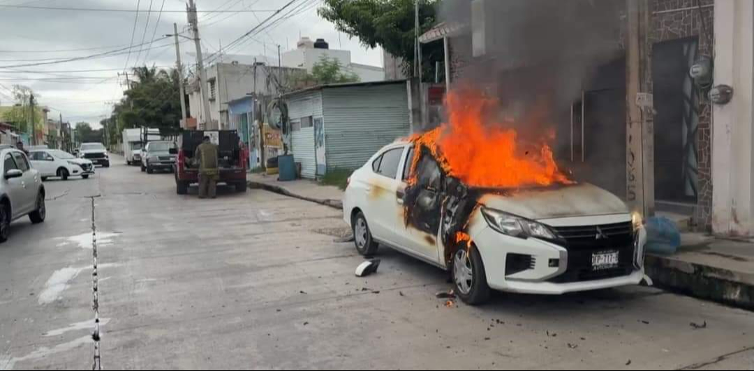 Coche termina en cenizas en Ciudad del Carmen; hombres le aventaron bomba molotov 