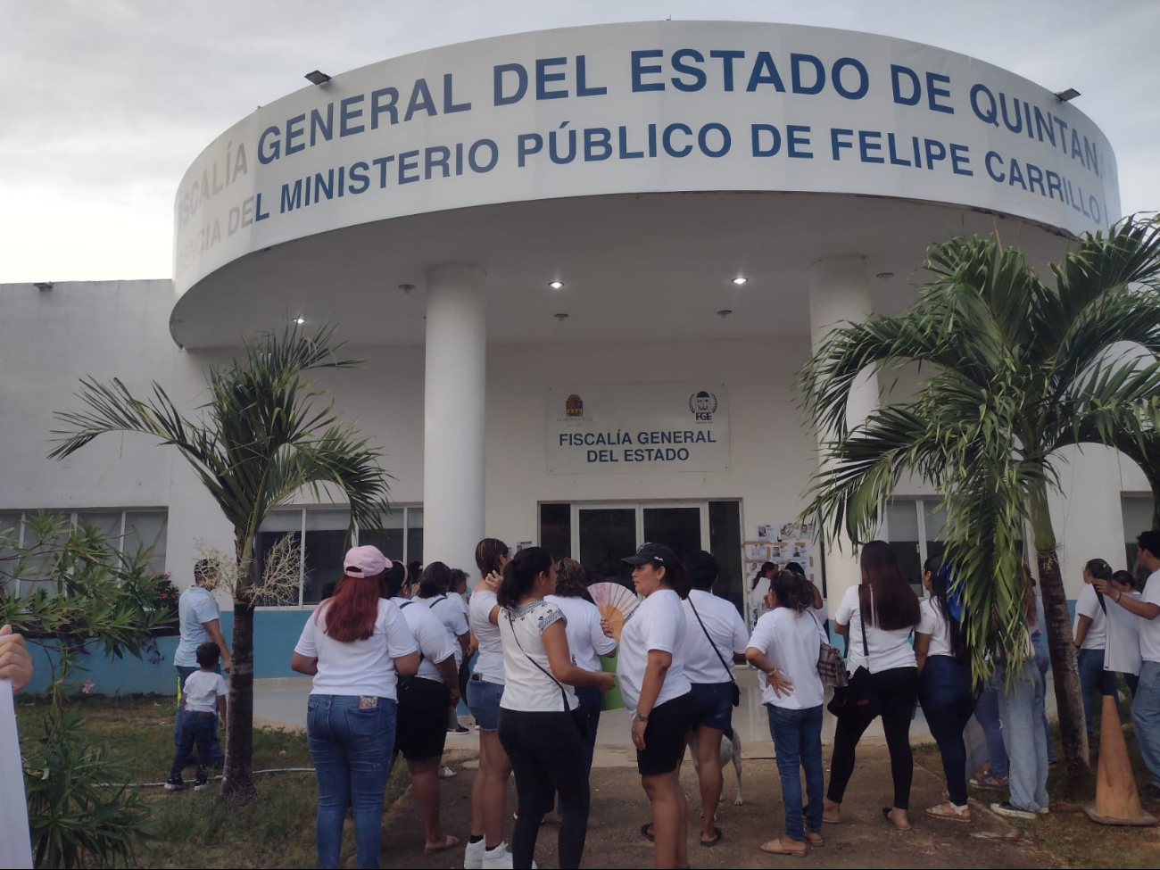 El colectivo se dio cita en la FGE de Felipe Carrillo Puerto