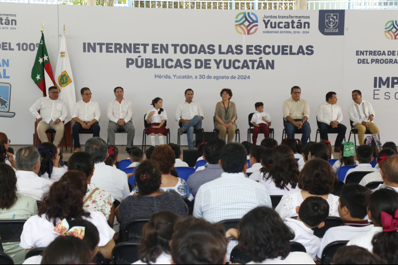 El exgobernador Mauricio Vila participó en la entrega de los programas