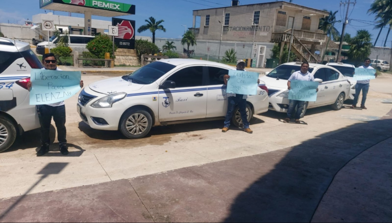 Manifestación de taxistas en la carretera Tulum-Playa del Carmen