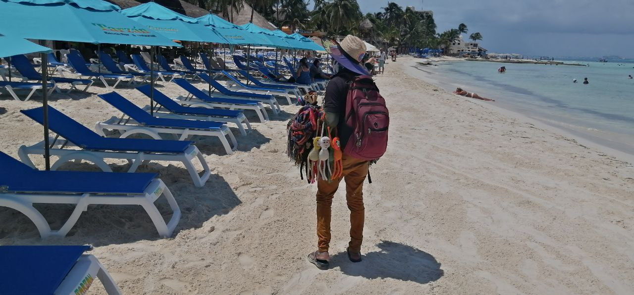 Vendedores ambulantes afectados por temporada baja en Isla Mujeres