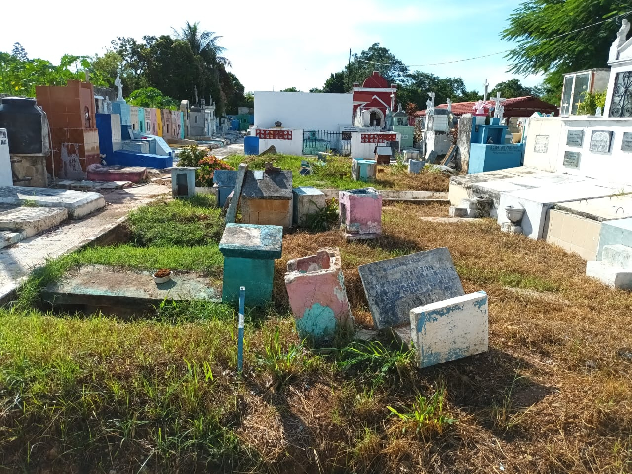 Numerosas tumbas del cementerio lucen abandonadas y en mal estado debido al nulo mantenimiento.