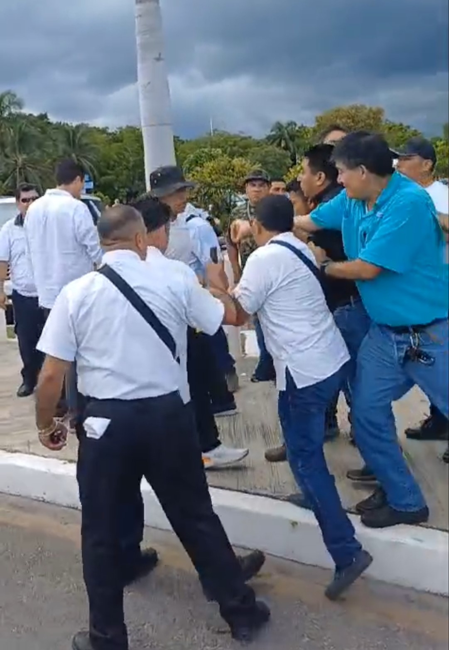 Transportistas arman zafarrancho durante protesta en el ingobernable Aeropuerto de Cancún