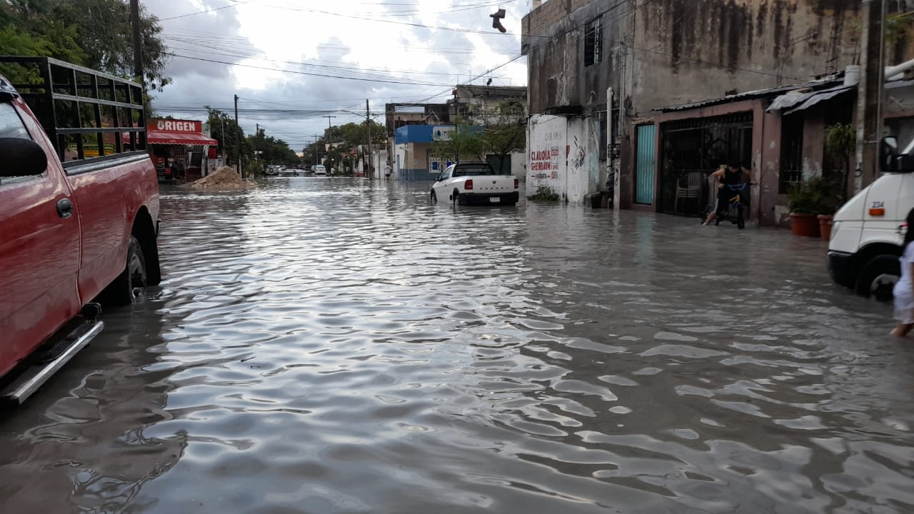 Algunas calles permanecen bajo el agua en Cancún