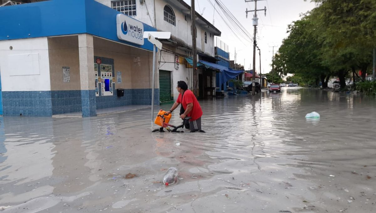 Zona de baja presión provoca lluvias e inundaciones en Cancún