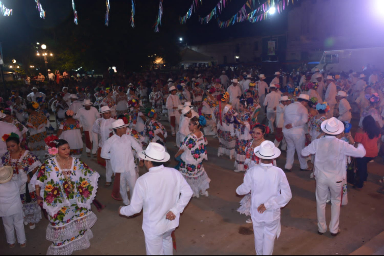 Cientos de jaraneros zapatearon hasta el amanecer