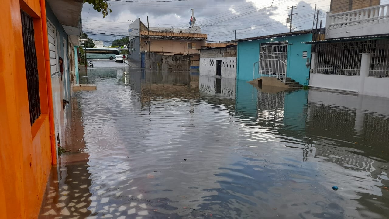 Importantes avenidas de Cancún, repletas de agua de lluvia