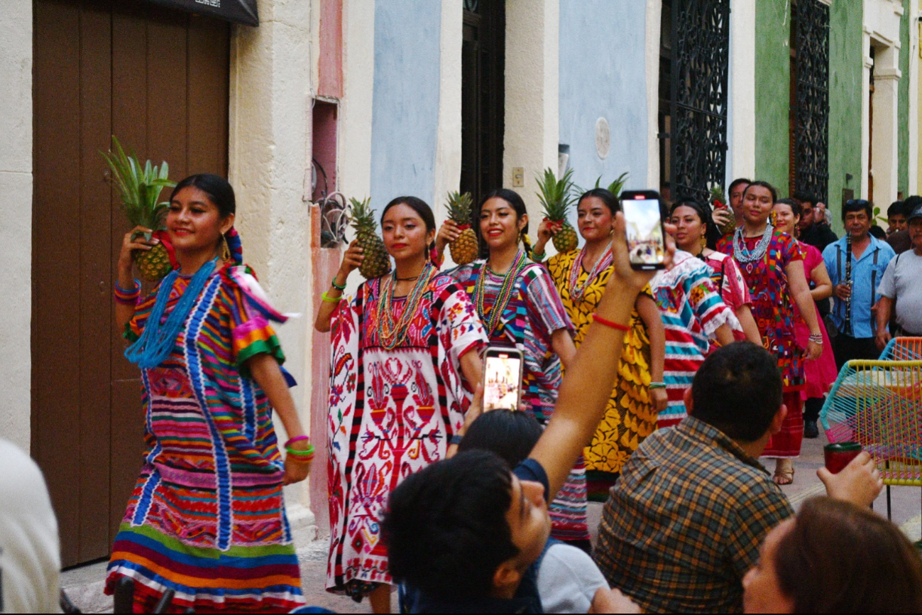 La Guelaguetza deleitó al público.