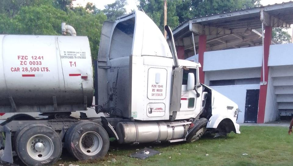 Conductor de tráiler se duerme al volante y termina impactado contra campo de beisbol en Atasta 