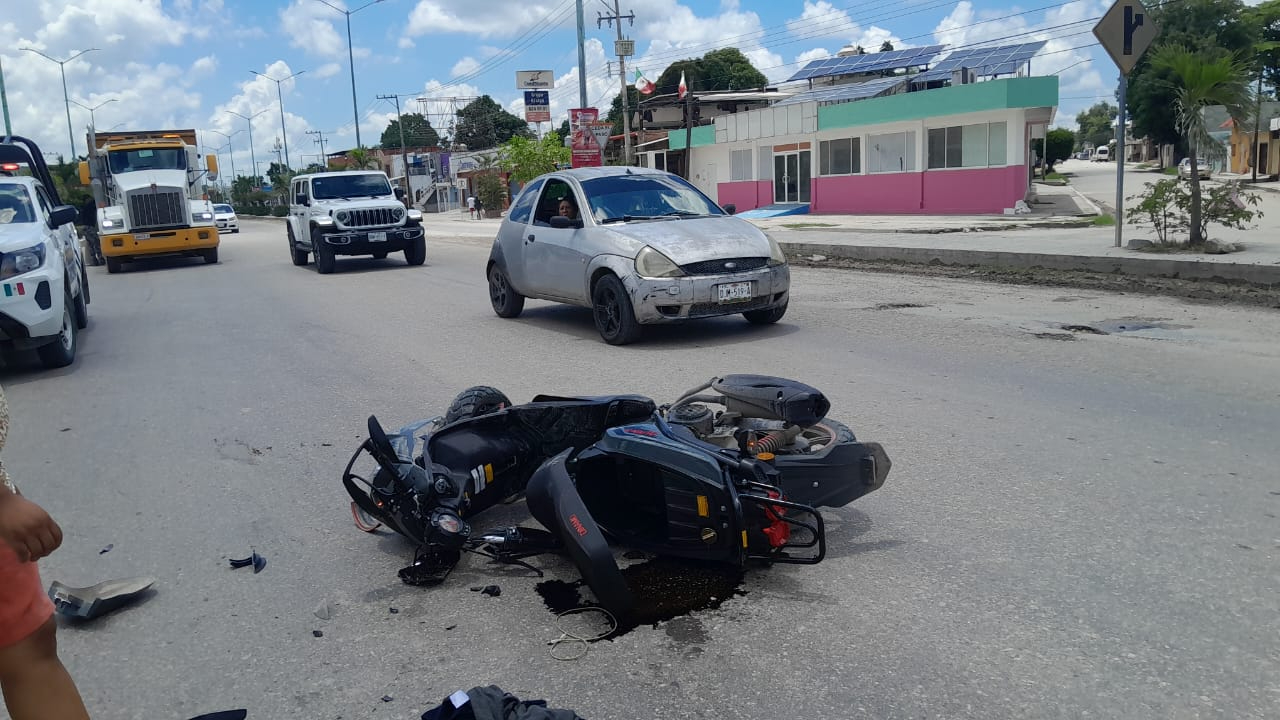 El accidente ocurrió a las 10:00 horas cuando la camioneta invadió el carril contrario y arrolló la motocicleta.