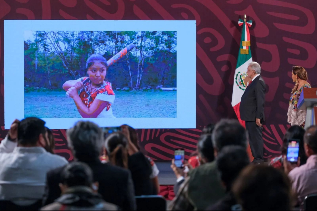 El equipo entregó una manopla firmada al presidente AMLO