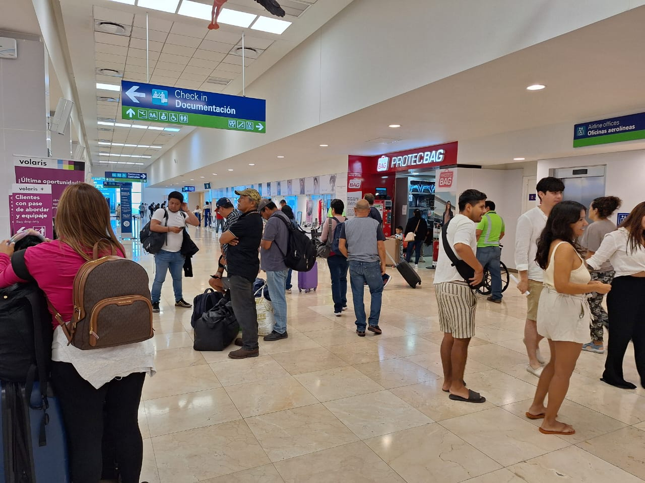 Hay buena afluencia de pasajeros en la terminal aérea