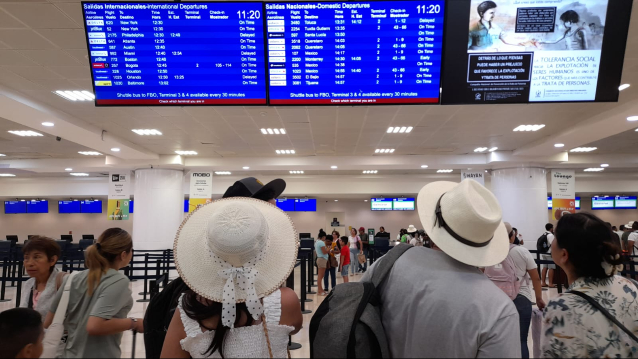 Viajeros en el Aeropuerto Internacional de Cancún