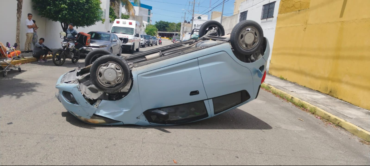 El conductor circulaba a exceso de velocidad, provocando que volcara