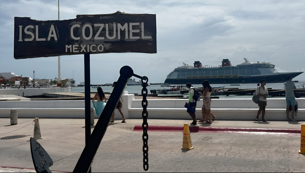 El crucero Disney atracó por la mañana en Cozumel