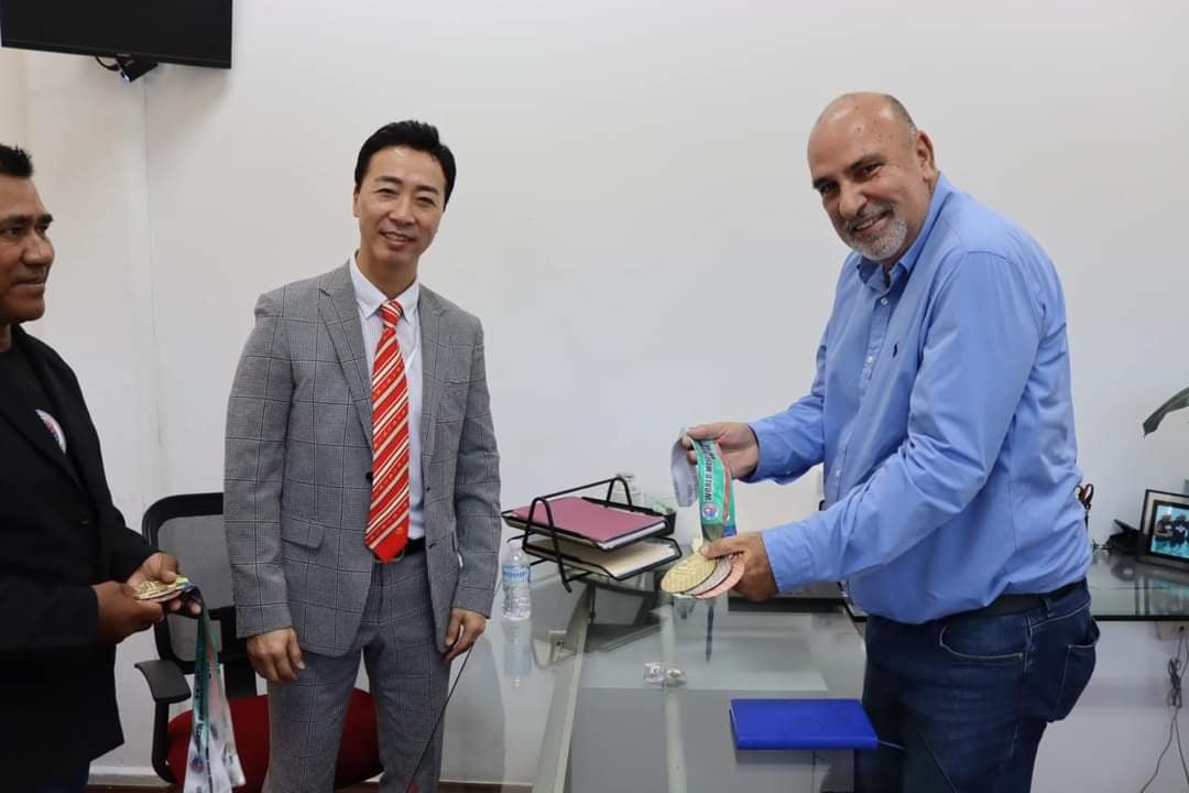 Francisco Menéndez Botanez, director del Indecam, recibió al Gran Maestro Yi Tong Ho y al profesor Darwin Chablé.