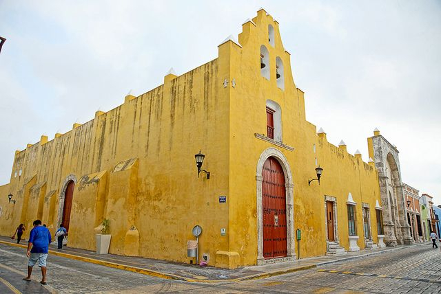 La Iglesia de San Roque, construida a mediados del siglo XVII, es conocida por su sobria arquitectura y valiosos retablos barrocos.