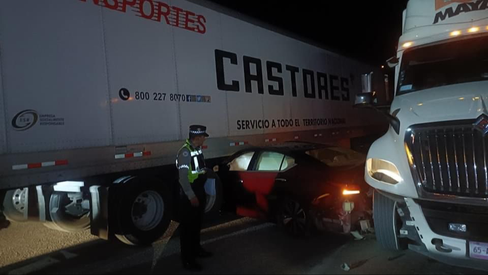 Los pasajeros del auto quedaron atrapados en el interior