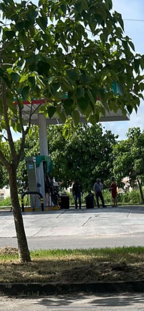 Personal de emergencias resguarda a los empleados de la gasolinera