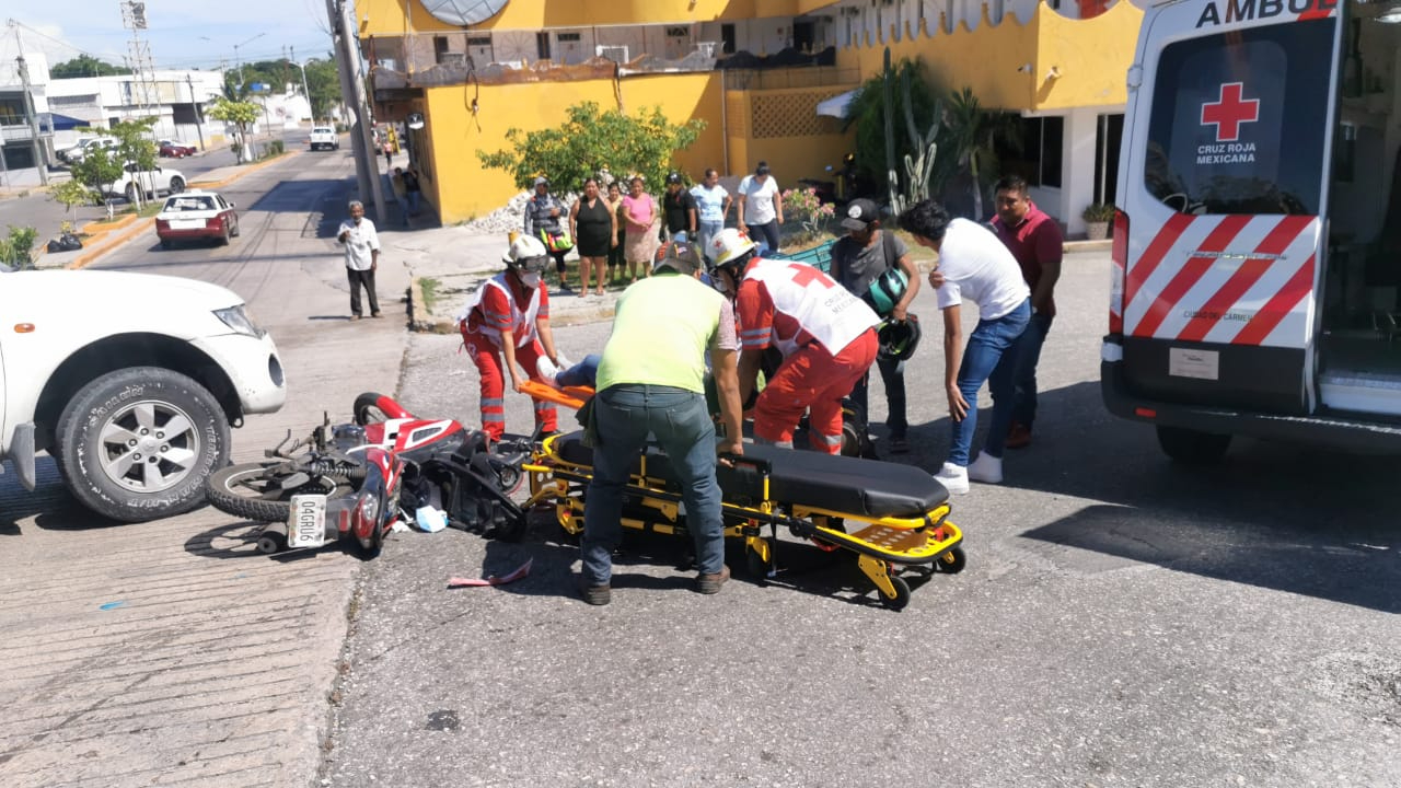 Una mujer fue llevada al hospital con lesiones cervicales, y su acompañante presentó golpes contusos.