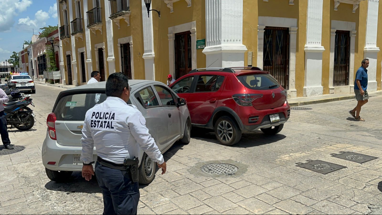 El auto de los turistas fue impactado por otro vehículo que transitaba a exceso de velocidad.