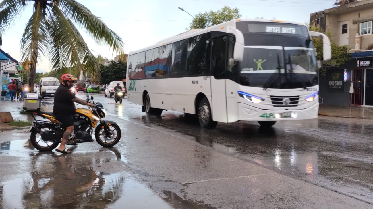 Las vialidades también resultaron perjudicadas en Playa del Carmen