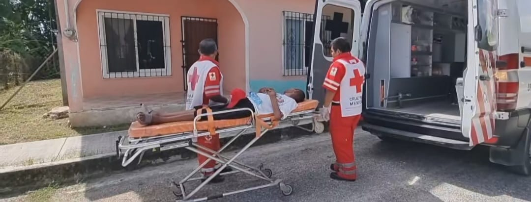 Los paramédicos dejaron a Raúl en la puerta de la vivienda, donde los vecinos lo cuidaron.