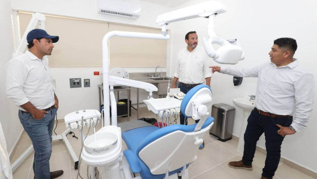 Mauricio Vila dialoga con especialistas en el centro de salud de Yobaín