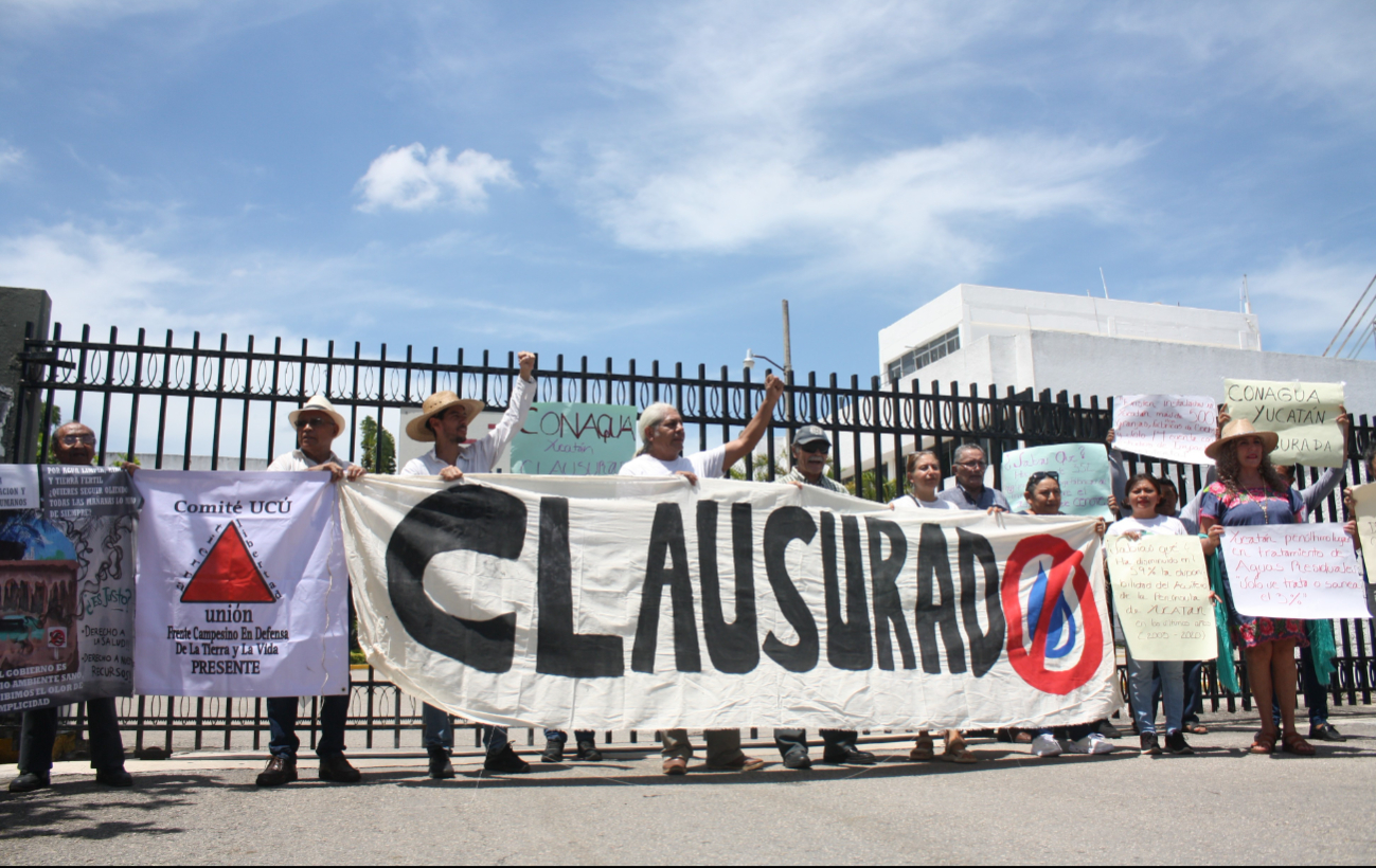 Activistas ‘clausuran’ a la Conagua en Yucatán; los acusan de ser cómplice de las granjas porcícolas 